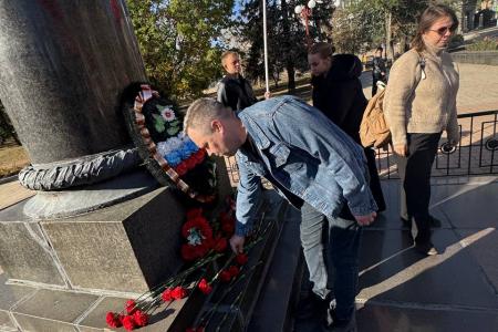 Память «Черного октября»: Донецкие коммунисты почтили память защитников Советской власти
