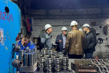 Краснодар. Коммунист-депутат Госдумы Н.И. Осадчий на промышленном предприятии обсудил со специалистами реальную практику импортозамещения