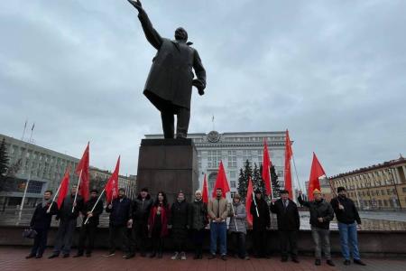 В Кемерове комсомольцы и члены коммунистической партии отметили 107-ю годовщину образования ВЛКСМ