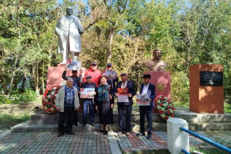 Коммунисты и комсомольцы Дагестана провели серию акций, посвященных событиям октября 1993 года