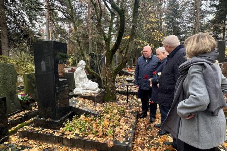 Делегация ЦК КПРФ почтила память выдающихся лидеров  Ленинского комсомола