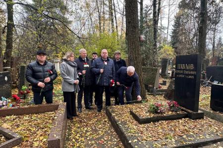 Делегация ЦК КПРФ почтила память выдающихся лидеров  Ленинского комсомола