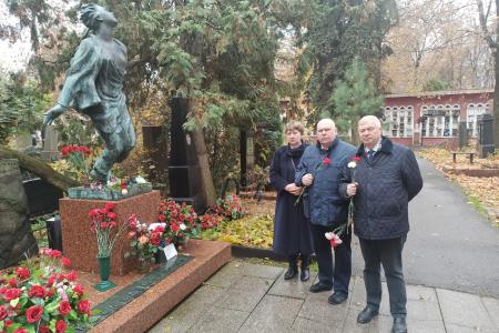 Делегация ЦК КПРФ почтила память выдающихся лидеров  Ленинского комсомола