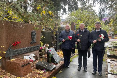 Делегация ЦК КПРФ почтила память выдающихся лидеров  Ленинского комсомола