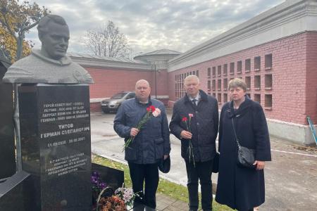 Делегация ЦК КПРФ почтила память выдающихся лидеров  Ленинского комсомола