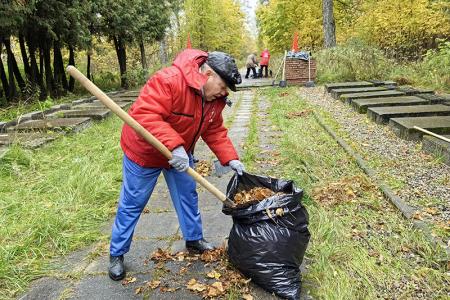 Ивановские коммунисты провели субботник на мемориале «Кладбище старых большевиков»