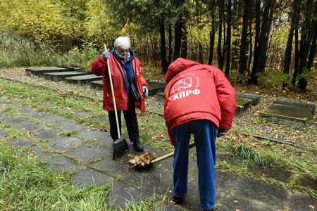 Ивановские коммунисты провели субботник на мемориале «Кладбище старых большевиков»