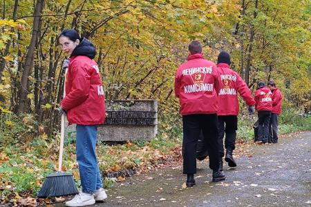Ивановские коммунисты провели субботник на мемориале «Кладбище старых большевиков»