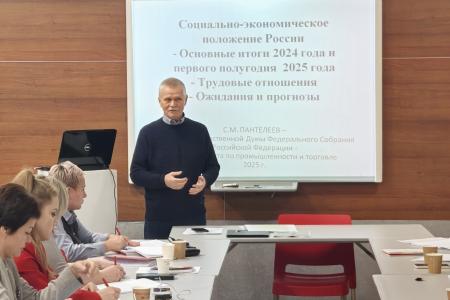 Депутат Госдумы фракции КПРФ С.М. Пантелеев выступил перед слушателями школы профсоюзно-партийного обучения