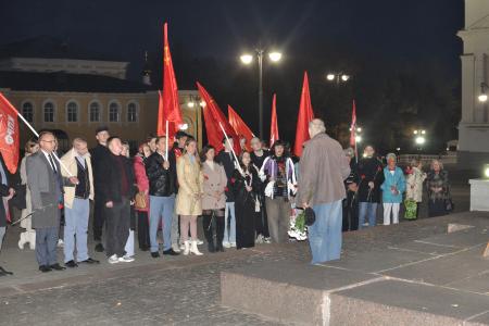 Пензенские коммунисты почтили память защитников Верховного Совета