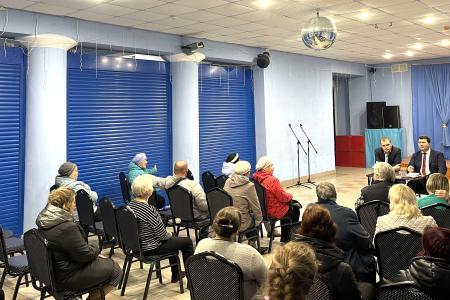 Олег Лебедев продолжает проводить встречи с избирателями Новгородской области