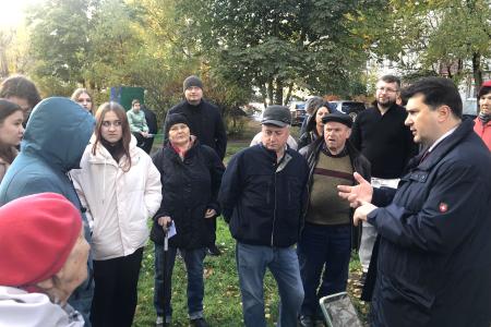 Олег Лебедев продолжает проводить массовые встречи с жителями Великого Новгорода