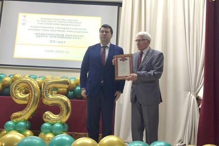 Олег Лебедев передал слова приветствия и поздравление от лидера КПРФ Г.А. Зюганова коллективу НИИ пчеловодства с 95-летием этого уникального научного центра