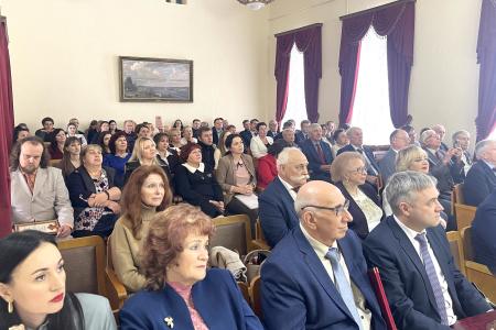 Олег Лебедев передал слова приветствия и поздравление от лидера КПРФ Г.А. Зюганова коллективу НИИ пчеловодства с 95-летием этого уникального научного центра