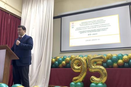 Олег Лебедев передал слова приветствия и поздравление от лидера КПРФ Г.А. Зюганова коллективу НИИ пчеловодства с 95-летием этого уникального научного центра