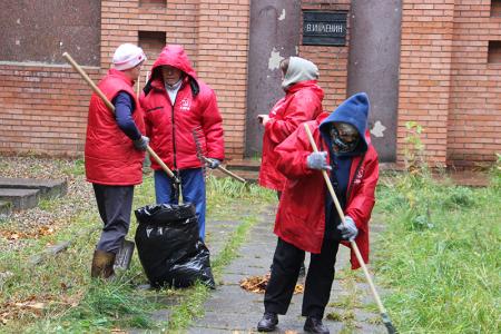 Ивановские коммунисты провели субботник на мемориале «Кладбище старых большевиков»