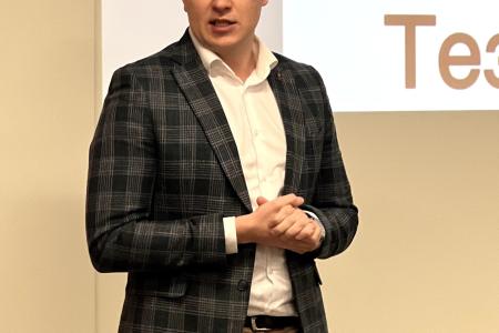 Лидер Ленинского комсомола В.П. Исаков поделился опытом публичных выступлений с комсомольцами Ленинграда