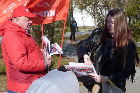 4 октября магаданские коммунисты и сторонники партии провели акцию «Красные в городе»
