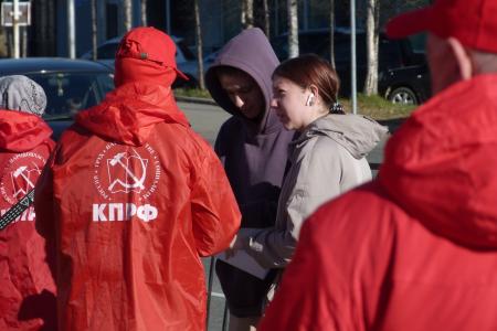 4 октября магаданские коммунисты и сторонники партии провели акцию «Красные в городе»