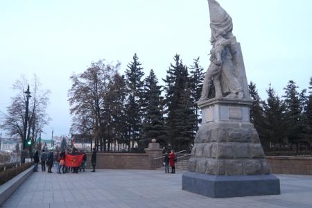 В Омске состоялись шествие и возложение цветов в День рождения комсомола