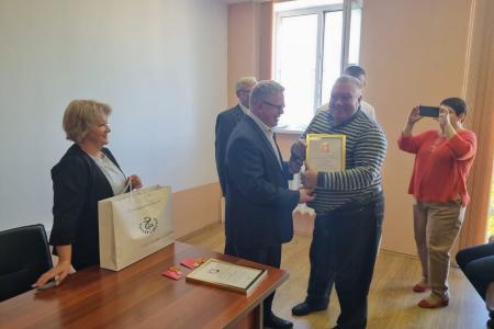 Московская область. Депутат КПРФ Александр Наумов вручил награды сотрудникам Можайской больницы