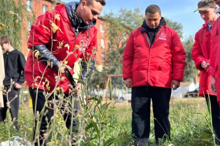 Самарские комсомольцы посадили деревья в сквере «Память сердца»