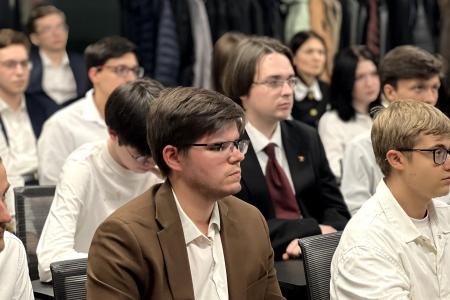 Лидер Ленинского комсомола В.П. Исаков поделился опытом публичных выступлений с комсомольцами Ленинграда