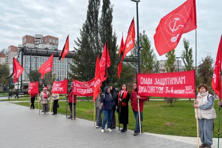 4 октября Пермское краевое отделение КПРФ провело траурный пикет, посвященный памяти жертв трагических событий 3-4 октября 1993 года