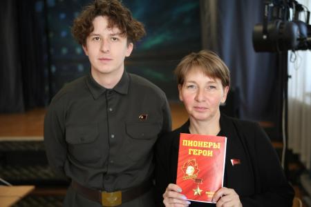 Забайкальский край. Коммунисты и комсомольцы передали копию Знамени Победы школьникам Читы