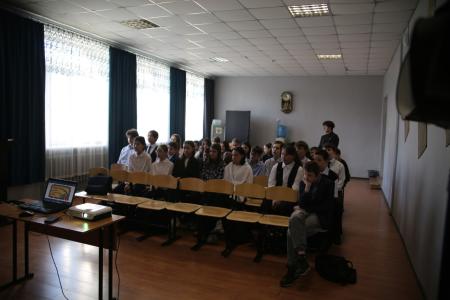 Забайкальский край. Коммунисты и комсомольцы передали копию Знамени Победы школьникам Читы