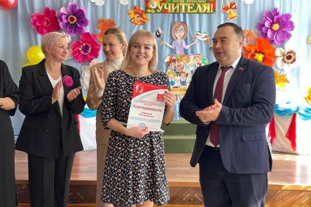 Крымские коммунисты поздравили преподавателей Специальной школы-интерната № 2 с их профессиональным праздником