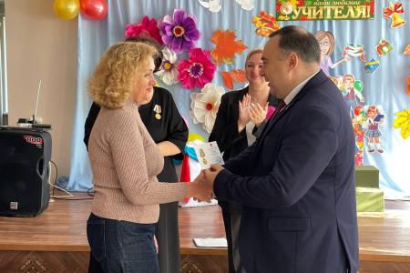 Крымские коммунисты поздравили преподавателей Специальной школы-интерната № 2 с их профессиональным праздником