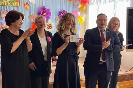 Крымские коммунисты поздравили преподавателей Специальной школы-интерната № 2 с их профессиональным праздником
