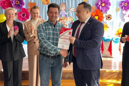 Крымские коммунисты поздравили преподавателей Специальной школы-интерната № 2 с их профессиональным праздником