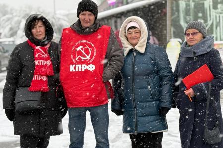Красные палатки в Омске: и в метель, и в слякоть, и в гололёд