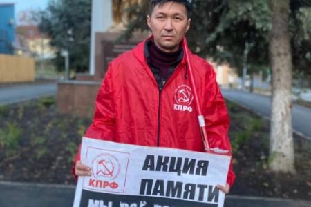 В Саратове состоялась акция памяти, посвященная 32-й годовщине со дня расстрела защитников Белого дома