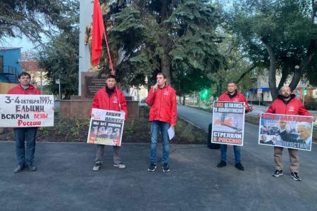 В Саратове состоялась акция памяти, посвященная 32-й годовщине со дня расстрела защитников Белого дома