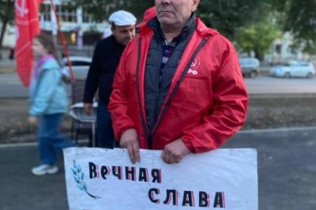 В Саратове состоялась акция памяти, посвященная 32-й годовщине со дня расстрела защитников Белого дома