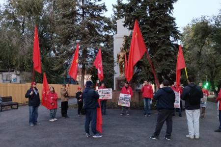 В Саратове состоялась акция памяти, посвященная 32-й годовщине со дня расстрела защитников Белого дома