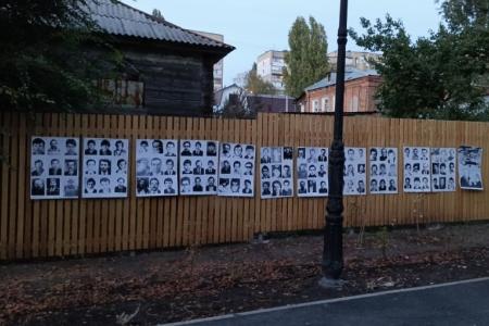 В Саратове состоялась акция памяти, посвященная 32-й годовщине со дня расстрела защитников Белого дома