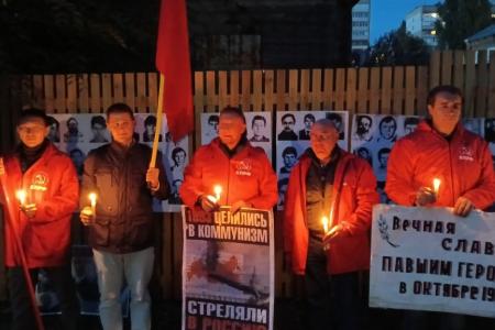 В Саратове состоялась акция памяти, посвященная 32-й годовщине со дня расстрела защитников Белого дома