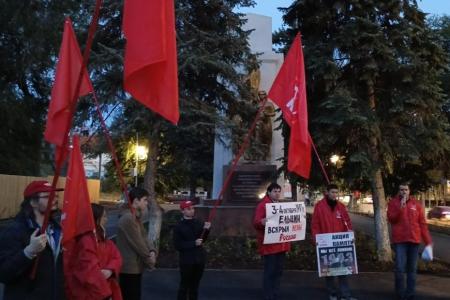 В Саратове состоялась акция памяти, посвященная 32-й годовщине со дня расстрела защитников Белого дома
