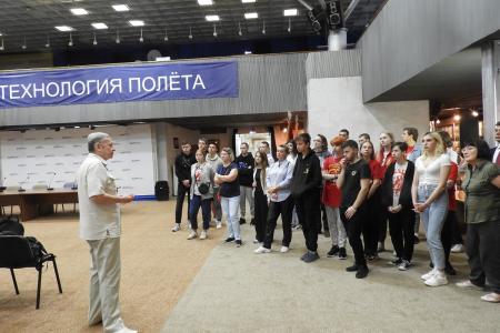 Педагогов Воронежского индустриального колледжа депутаты от КПРФ поздравили с юбилеем системы среднего профобразования