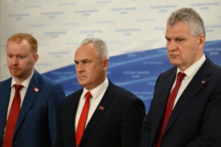 "Проект бюджета не отвечает вызовам времени". Д.А. Парфенов, Е.И. Бессонов и А.В. Куринный выступили перед журналистами в Госдуме 22 октября 2025 года