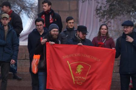 В Омске состоялись шествие и возложение цветов в День рождения комсомола