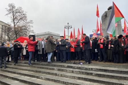 В 108-ю годовщину Великого Октября подмосковные коммунисты во время патриотической акции КПРФ провели прием в партию у памятника Карлу Марксу