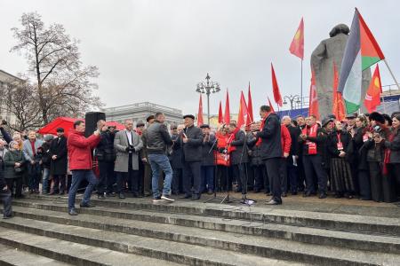 В 108-ю годовщину Великого Октября подмосковные коммунисты во время патриотической акции КПРФ провели прием в партию у памятника Карлу Марксу