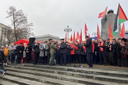 В 108-ю годовщину Великого Октября подмосковные коммунисты во время патриотической акции КПРФ провели прием в партию у памятника Карлу Марксу