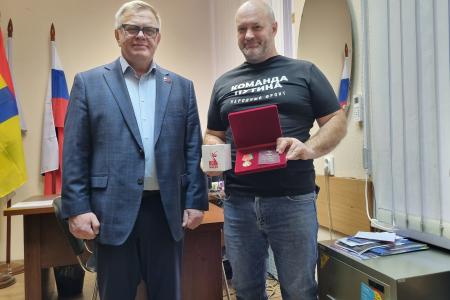 Руководитель фракции КПРФ в Мособлдуме Александр Наумов наградил волонтеров в Домодедове