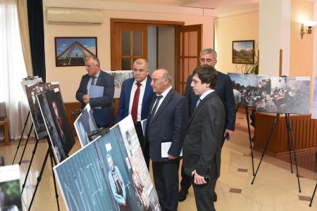 Дагестанские депутаты-коммунисты посетили фотовыставку «Хроники террора украинского неонацистского режима»